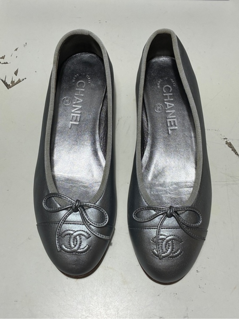 CHANEL Metallic Silver Leather CC Logo Ballet Flats